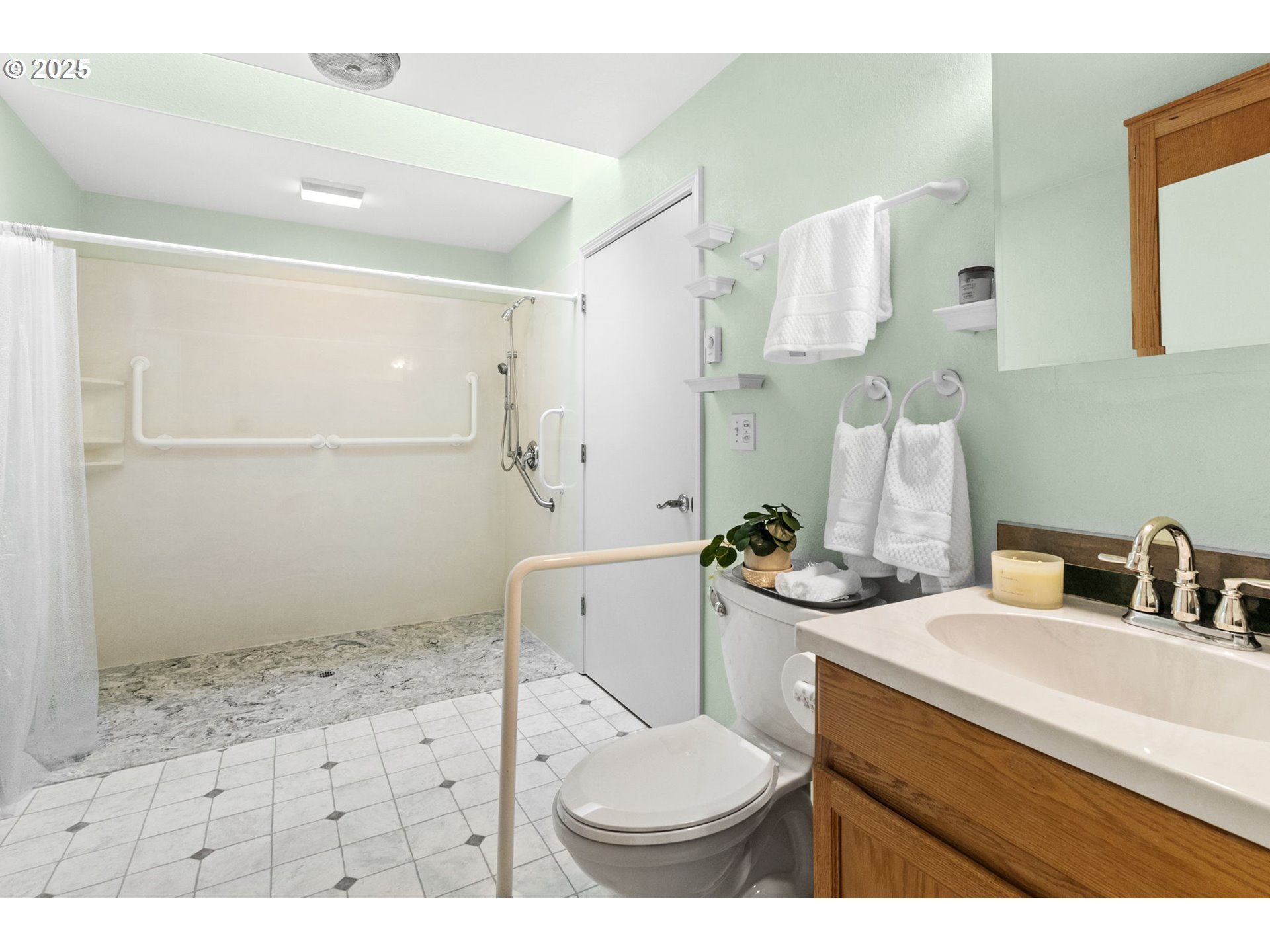 1428 Olympic Street Springfield, OR 97477 - Photo 21 of 46 Bathroom, Attached