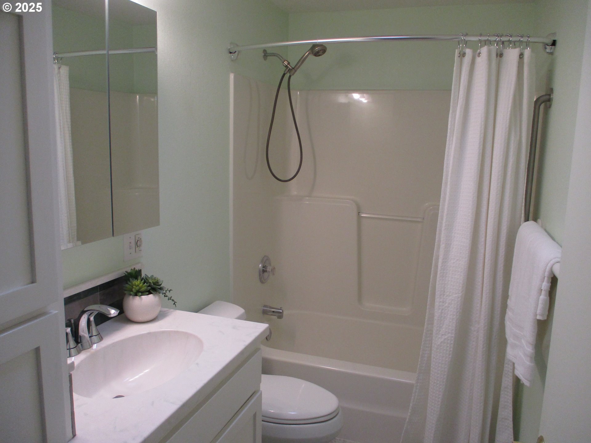 1428 Olympic Street Springfield, OR 97477 - Photo 26 of 46 Bathroom