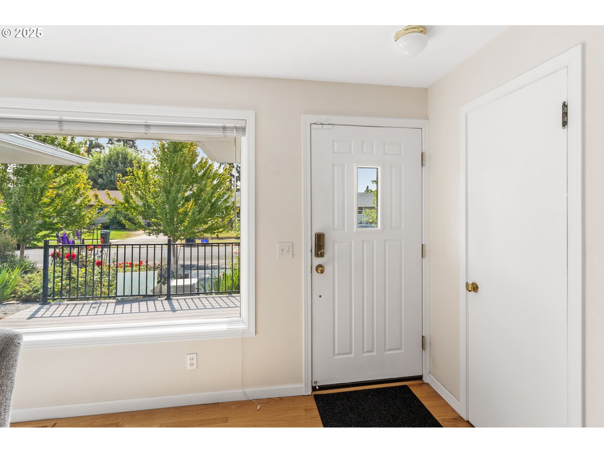 1428 Olympic Street Springfield, OR 97477 - Photo 3 of 46 Entrance/Foyer