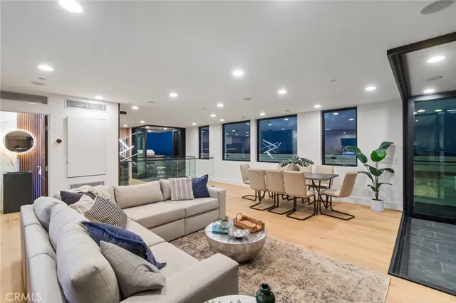 $5,399,000 | 214 El Porto Street, Manhattan Beach, CA 90266