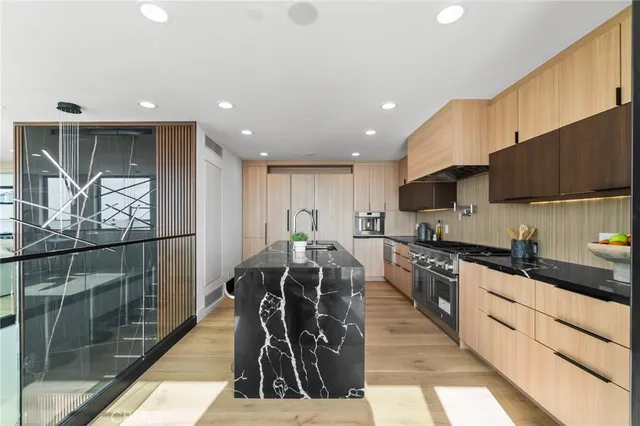 $5,399,000 | 214 El Porto Street, Manhattan Beach, CA 90266