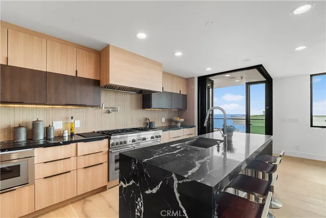 $5,399,000 | 214 El Porto Street, Manhattan Beach, CA 90266