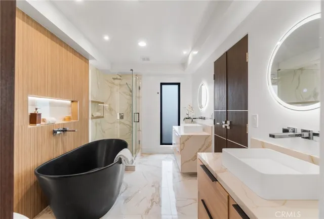 $5,399,000 | 214 El Porto Street, Manhattan Beach, CA 90266