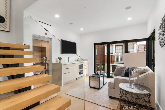 $5,399,000 | 214 El Porto Street, Manhattan Beach, CA 90266