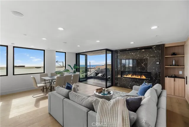 $5,399,000 | 214 El Porto Street, Manhattan Beach, CA 90266