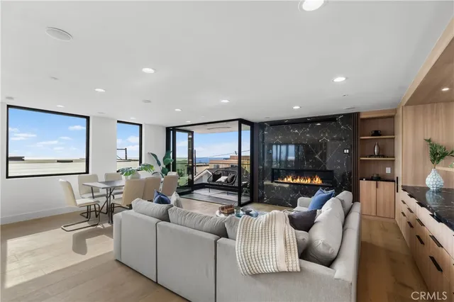 $5,399,000 | 214 El Porto Street, Manhattan Beach, CA 90266