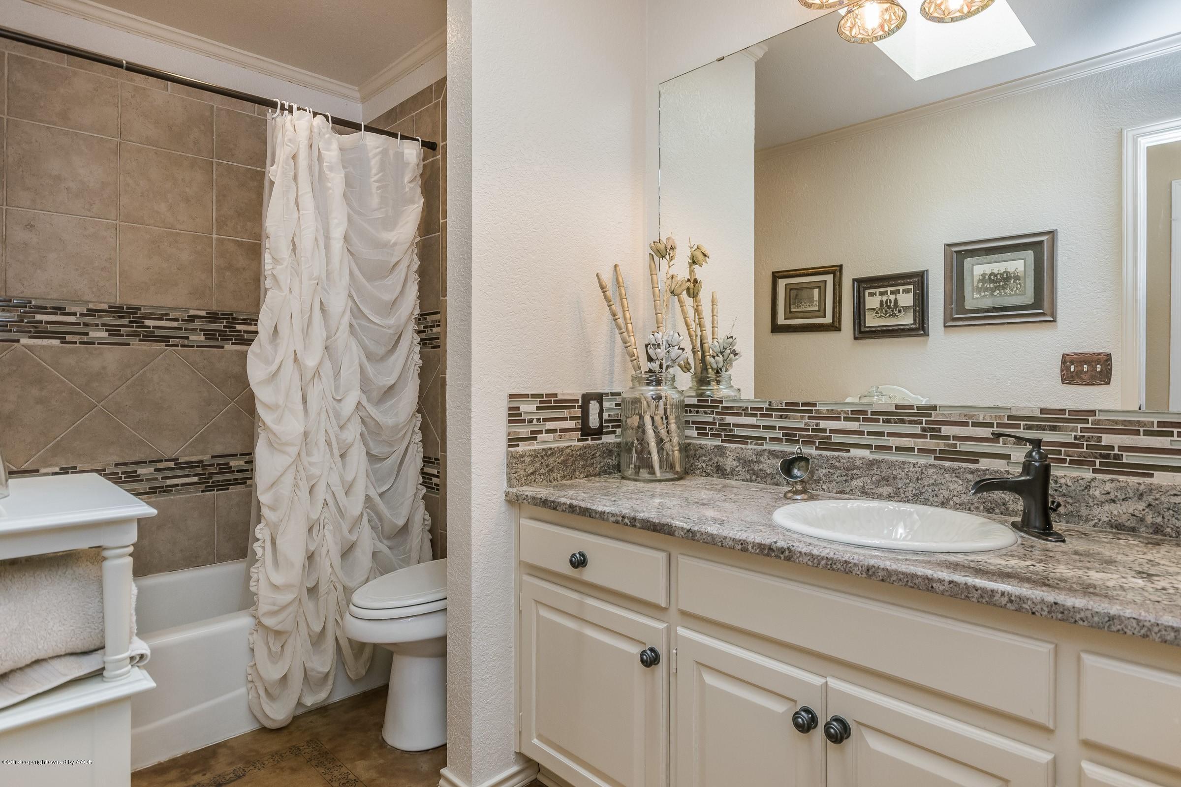 4201 Soncy Road Amarillo, TX 79124 - Photo 27 of 41 027_Hall Bathroom