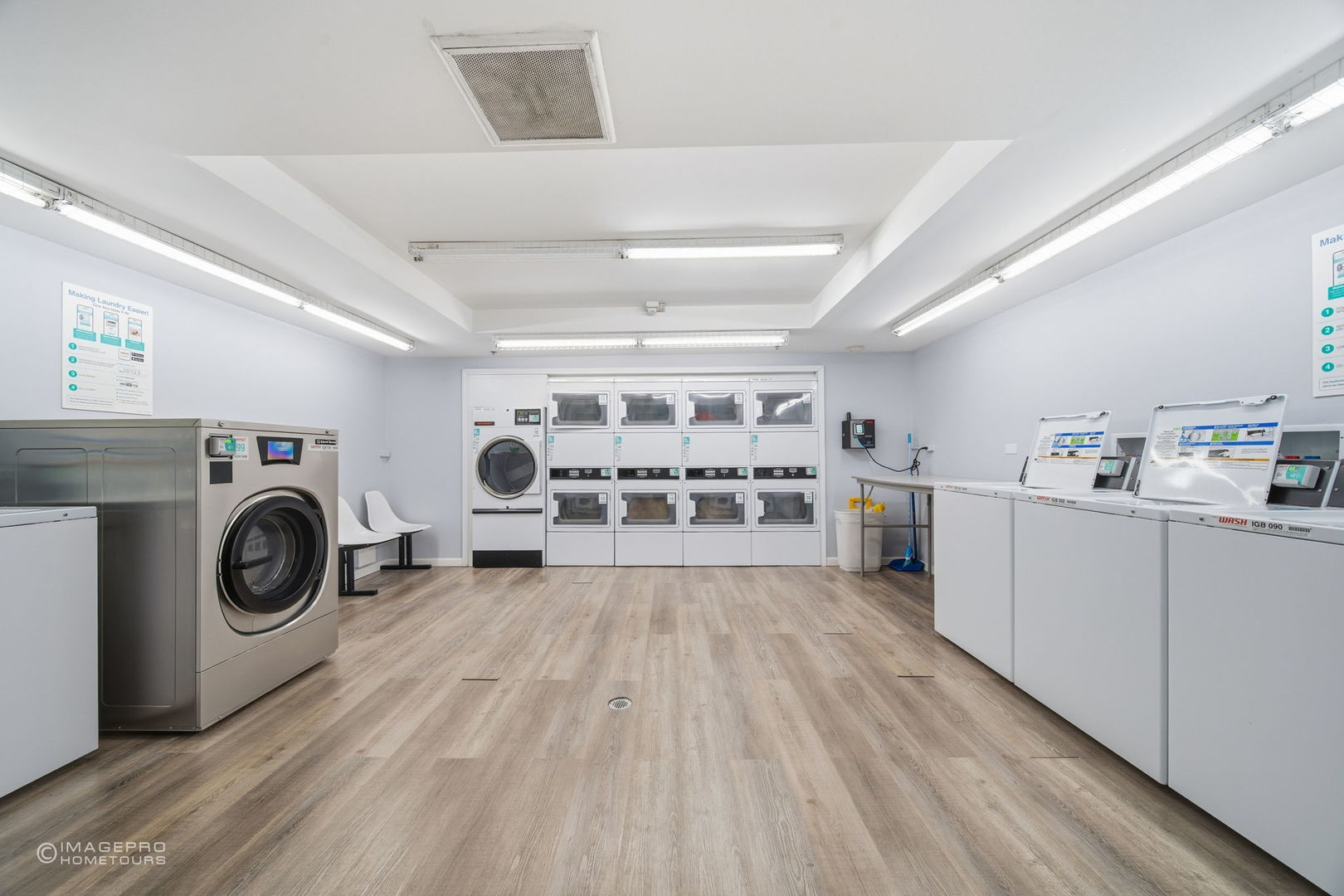 40 East 9th Street, Unit 712 Chicago, IL 60605 - Photo 19 of 26 a view of a kitchen with appliances and cabinets