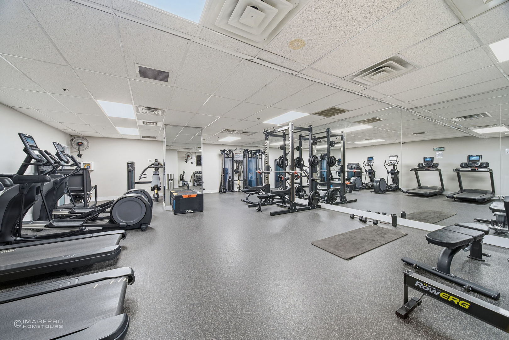 40 East 9th Street, Unit 712 Chicago, IL 60605 - Photo 23 of 26 a view of a room with gym equipment