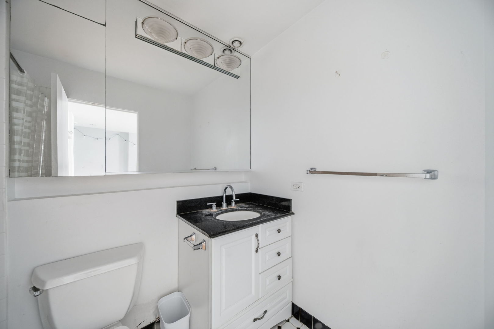 40 East 9th Street, Unit 712 Chicago, IL 60605 - Photo 8 of 26 a bathroom with a toilet sink and mirror