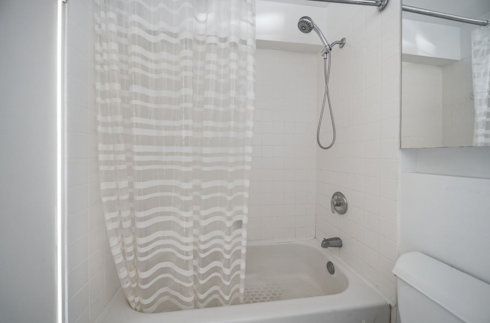 40 East 9th Street, Unit 712 Chicago, IL 60605 - Photo 9 of 26 a bathroom with a bath tub