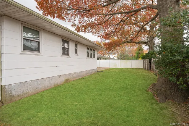 a view of back yard of the house
