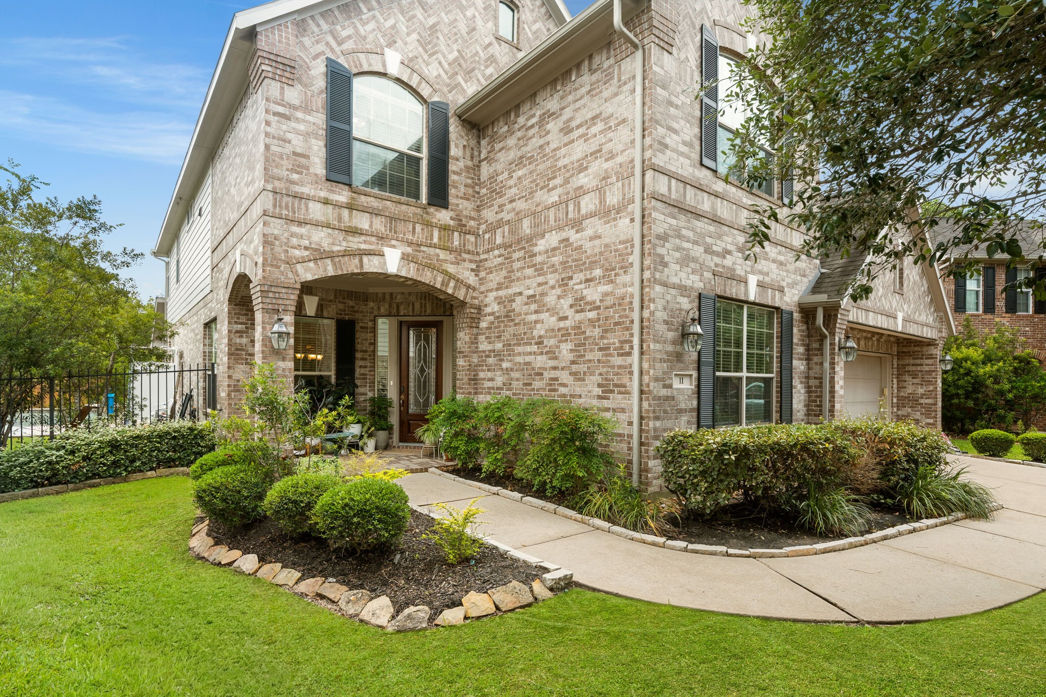 11 Pintuck Place Spring, TX 77389 - Photo 3 of 40 a front view of a house with a garden