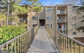 $2,200 | 12201 Braxfield Court, Unit 2, North Bethesda, MD 20852