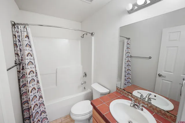 a view of entryway with a rug