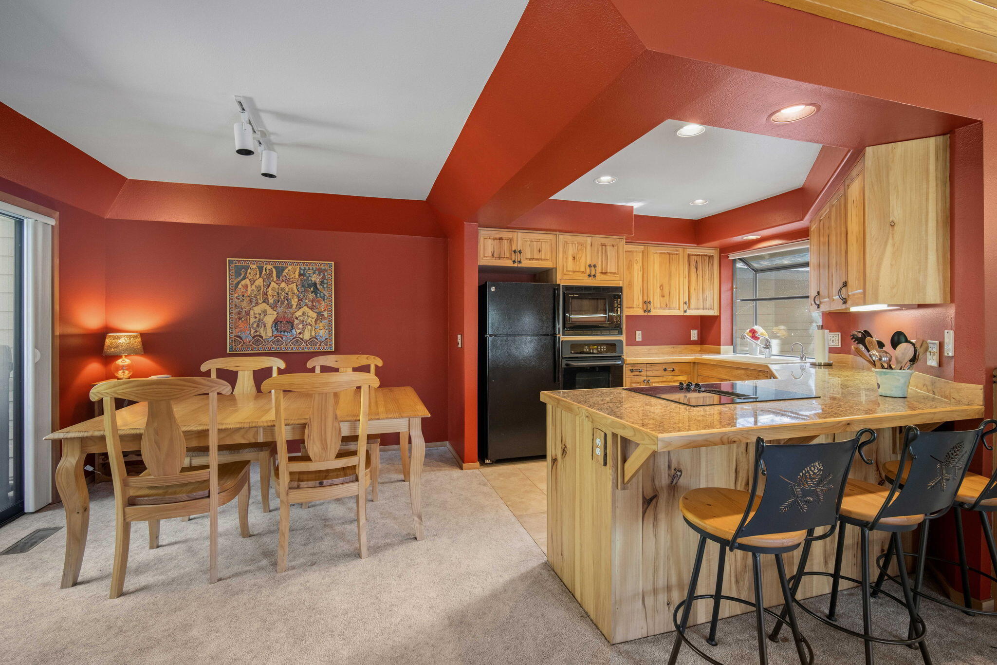 17682 Bittern Lane, Unit 31 Sunriver, OR 97707 - Photo 10 of 44 a dinning area with stainless steel appliances kitchen island granite countertop a dining table and chairs