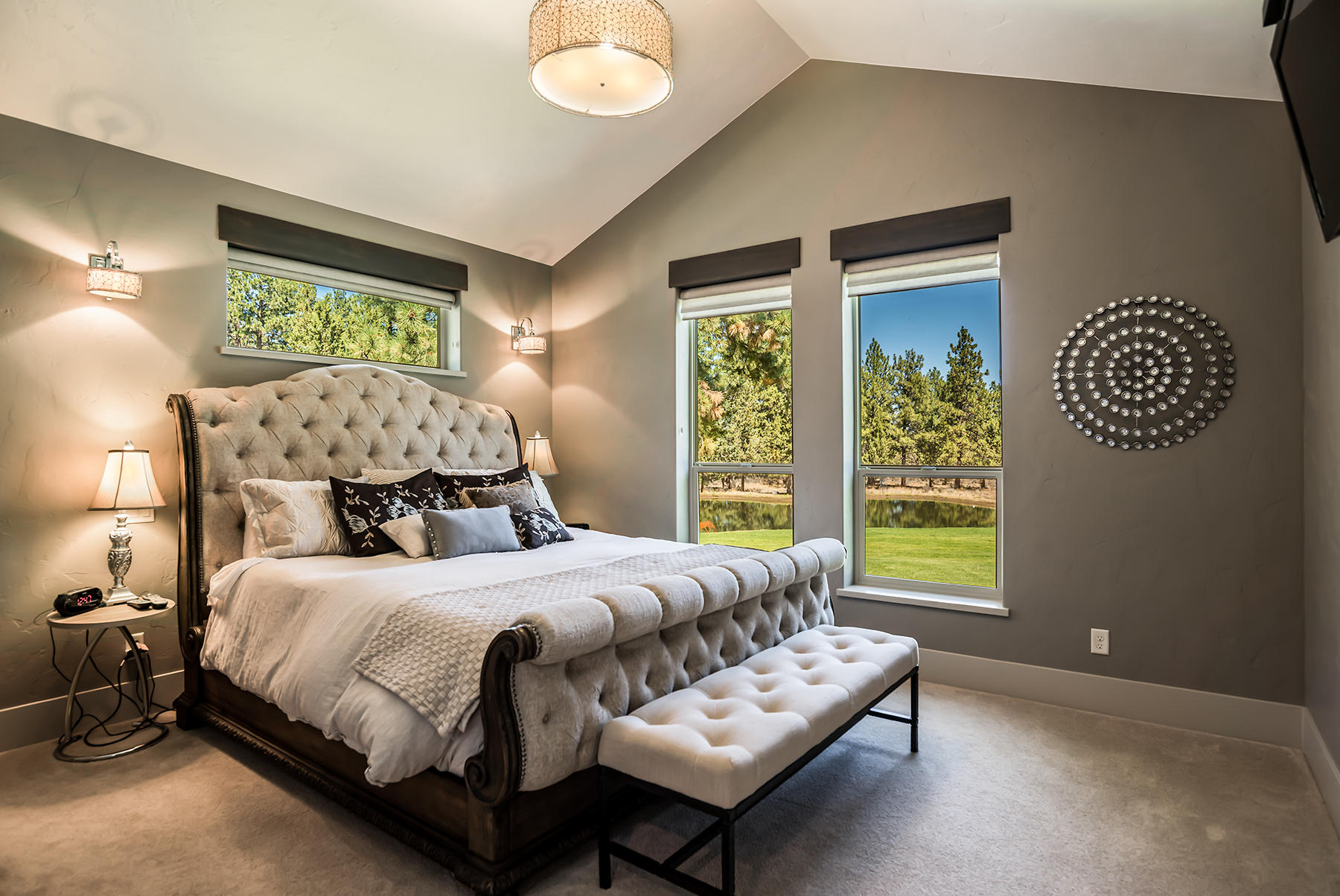 60540 Billadeau Road Bend, OR 97702 - Photo 17 of 39 18-Vaulted Main Level Master Suite