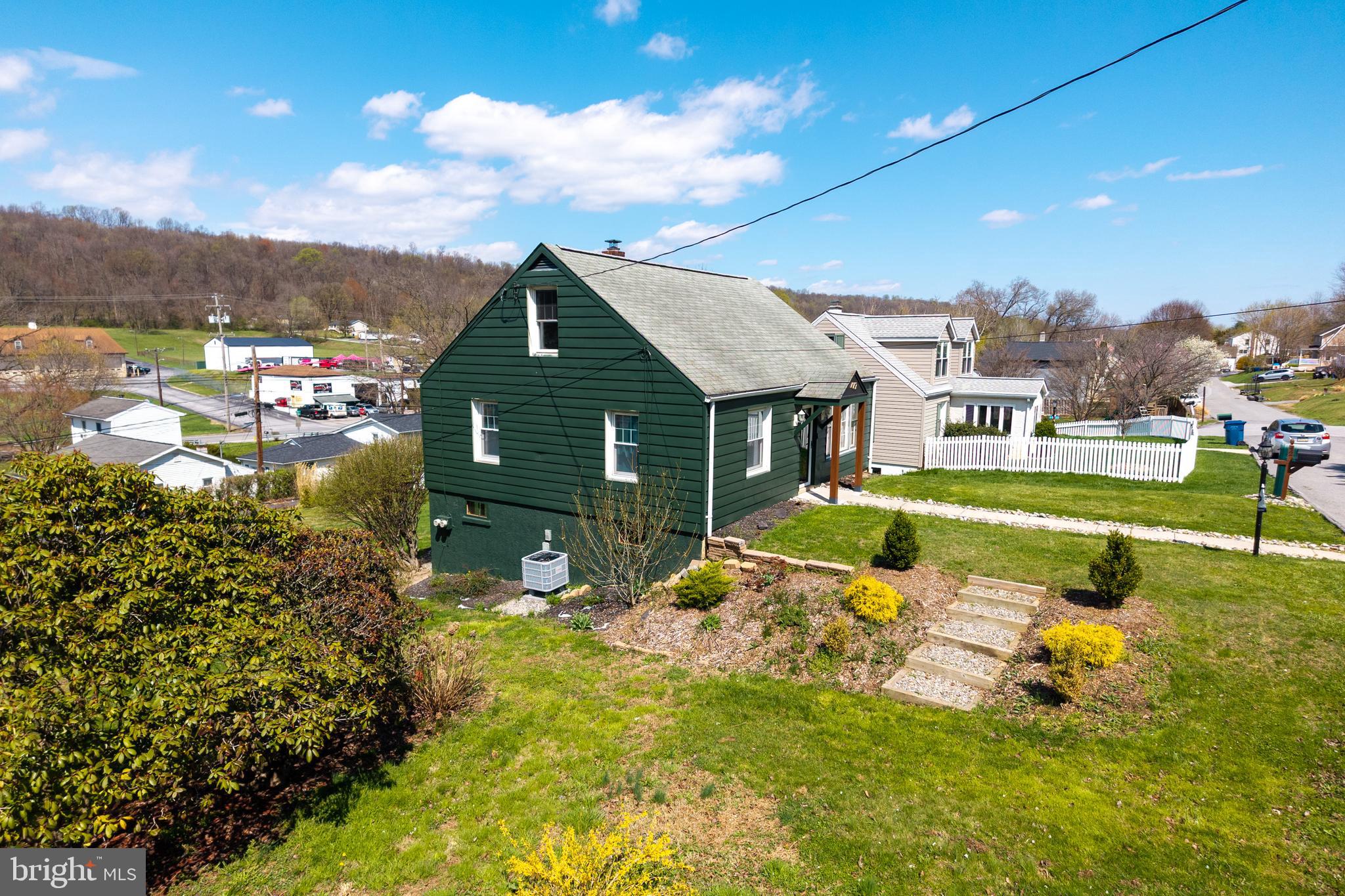 42 Spruce Street Coatesville, PA 19320 - Photo 4 of 36 Side yard view