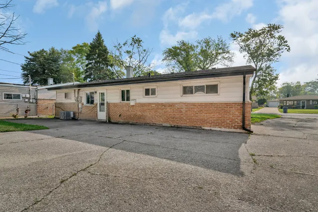 a view of a house with a yard and garage