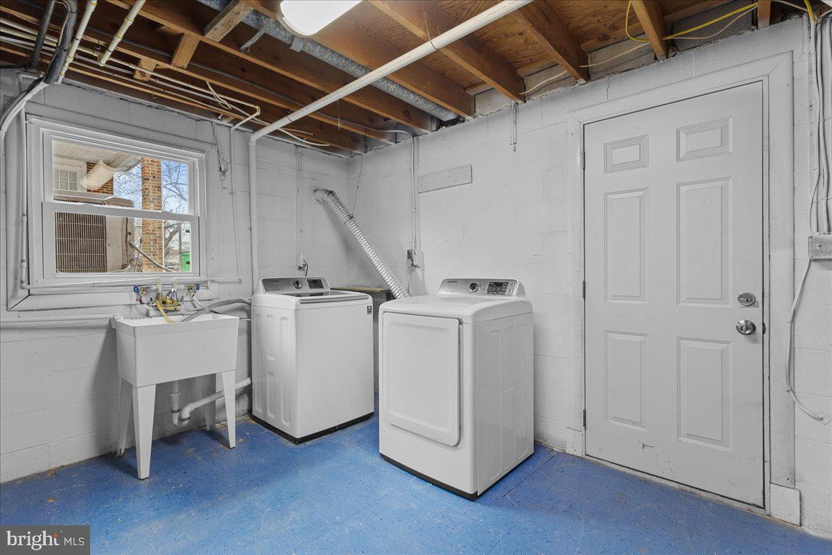 6812 Fulford Street Clinton, MD 20735 - Photo 25 of 32 a utility room with dryer and washer