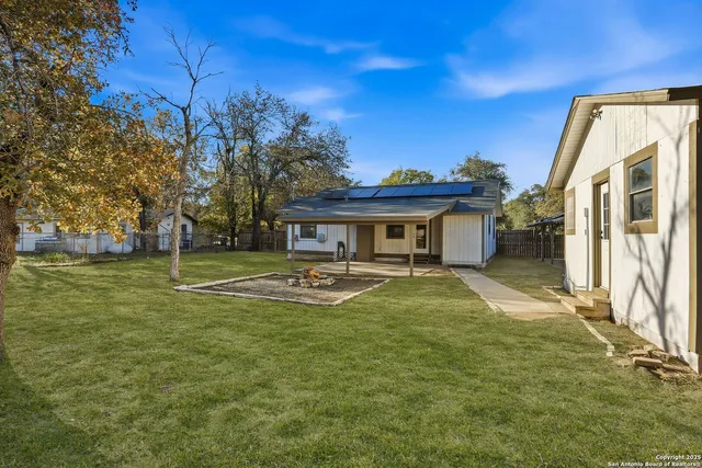 $1,500 | 402 Mockingbird Lane, Devine, TX 78016