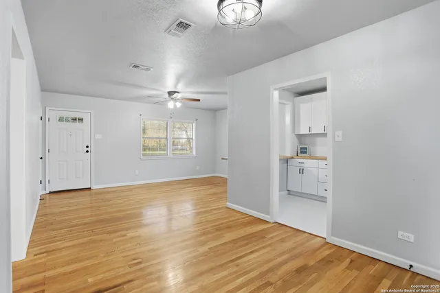 $1,500 | 402 Mockingbird Lane, Devine, TX 78016