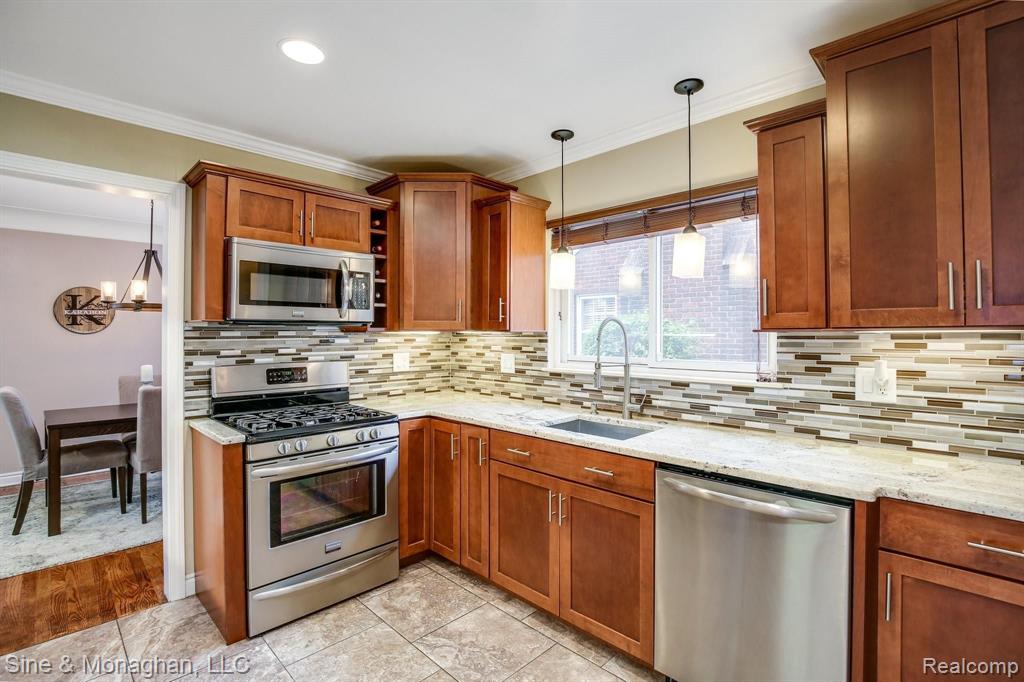 1624 Roslyn Road Grosse Pointe Woods, MI 48236 - Photo 9 of 31