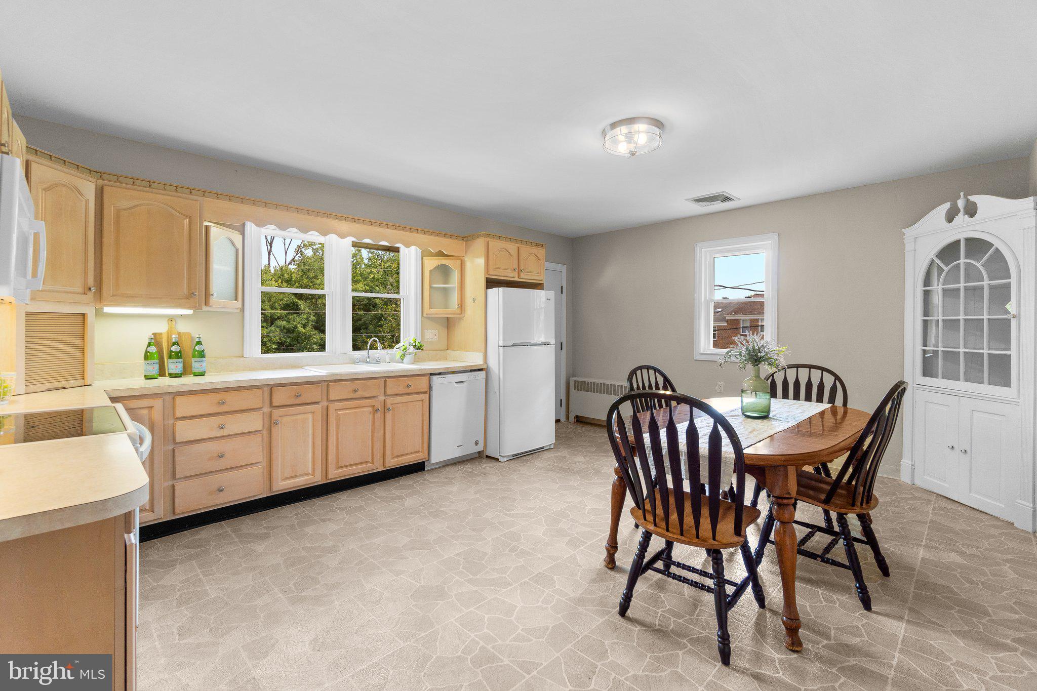 25 Overbrook Road Catonsville, MD 21228 - Photo 5 of 39 Large eat-in KItchen