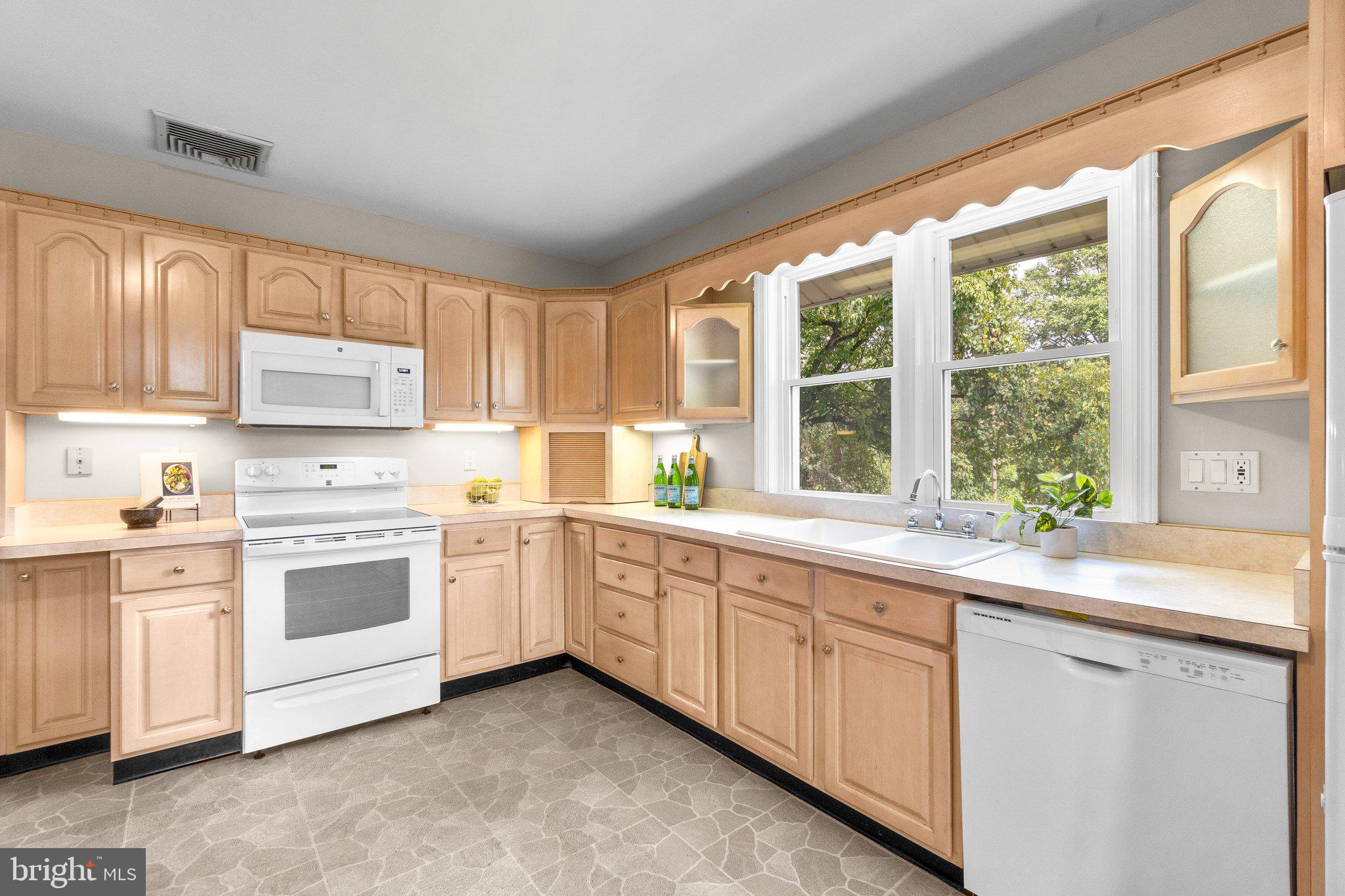 25 Overbrook Road Catonsville, MD 21228 - Photo 6 of 39 Ample counter space for prepping meals