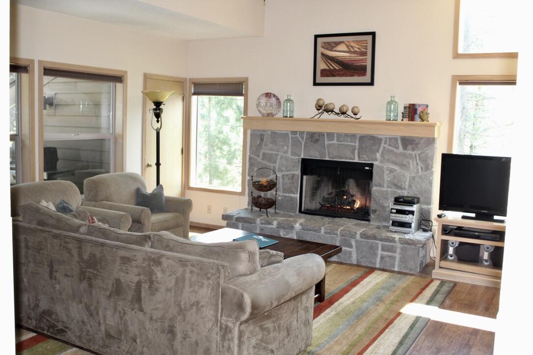 57374 Beaver Ridge Loop, Unit 32D1 Sunriver, OR 97707 - Photo 9 of 24 9-Ridge 32-lvrm