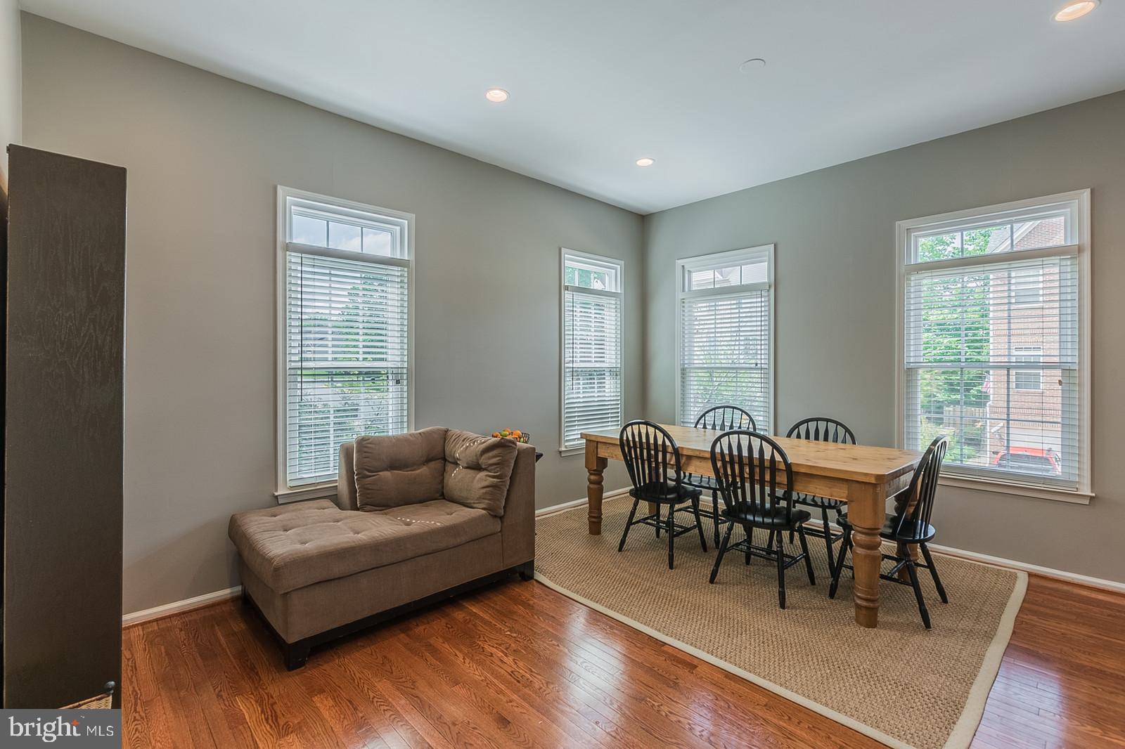 20708 Riptide Square Sterling, VA 20165 - Photo 17 of 79 Gallery Image 17
