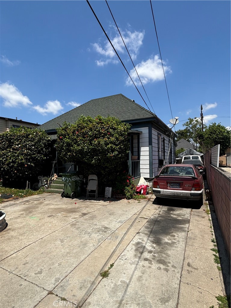 223 East 28th Street Los Angeles, CA 90011 - Photo 2 of 16 Side of house