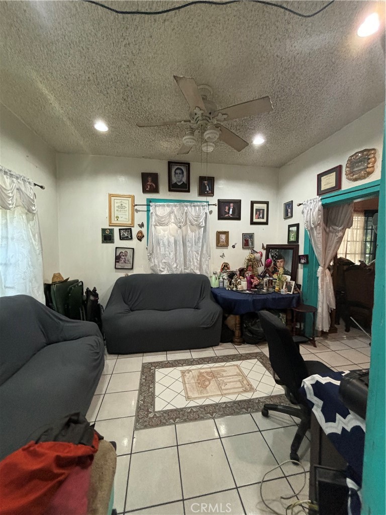 223 East 28th Street Los Angeles, CA 90011 - Photo 5 of 16 living room