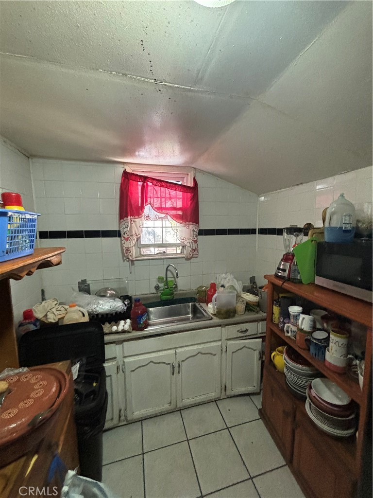 223 East 28th Street Los Angeles, CA 90011 - Photo 8 of 16 kitchen