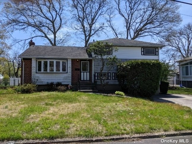 a view of a house with a yard