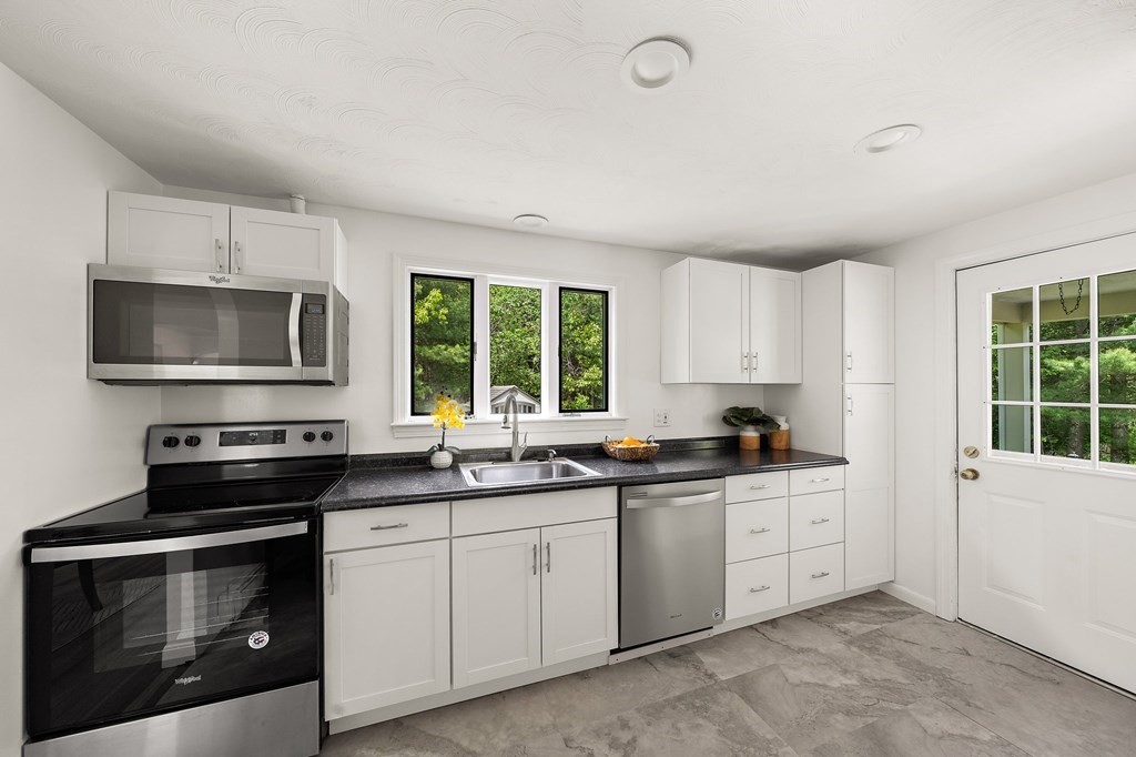 23 Deerfield Road Sharon, MA 02067 - Photo 6 of 27