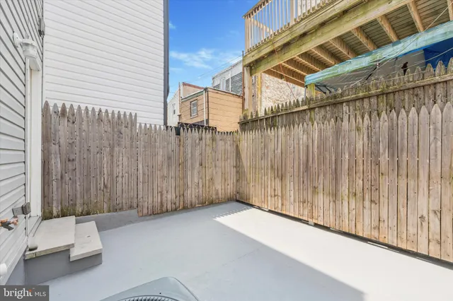 a view of a backyard with tub