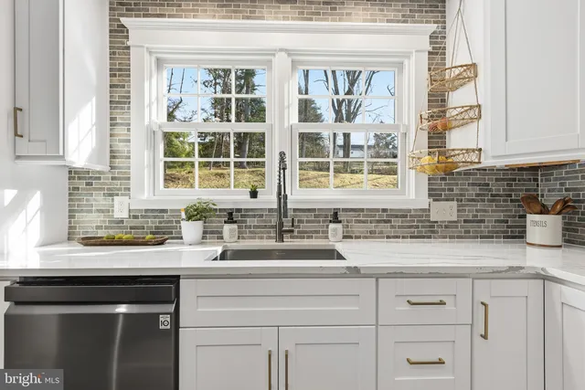 $675,000 | 429 Valley Brook Drive, Hockessin, DE 19707