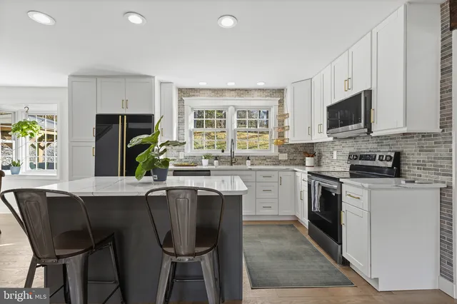 $675,000 | 429 Valley Brook Drive, Hockessin, DE 19707