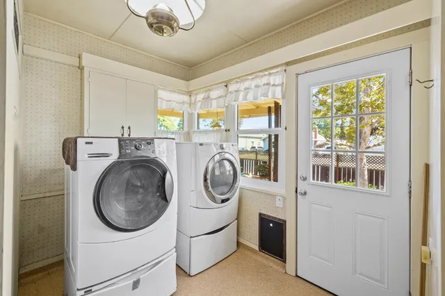 a view of empty room with a ceiling fan