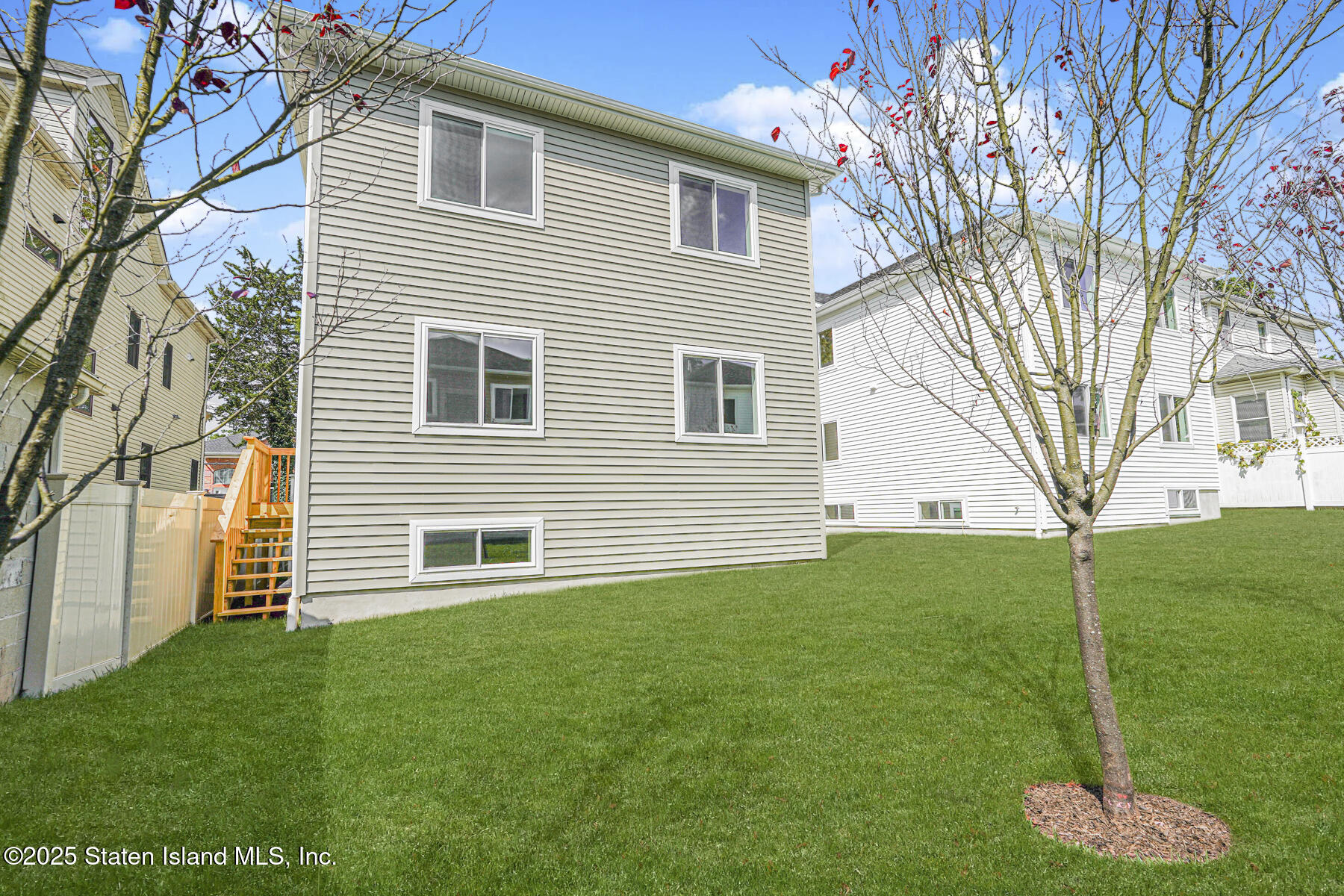 291 Rensselaer Avenue Staten Island, NY 10312 - Photo 36 of 38 a backyard of a house with lots of green space