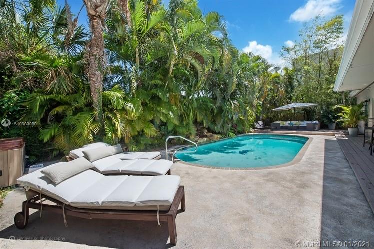 335 Ridgewood Road Key Biscayne, FL 33149 - Photo 8 of 9