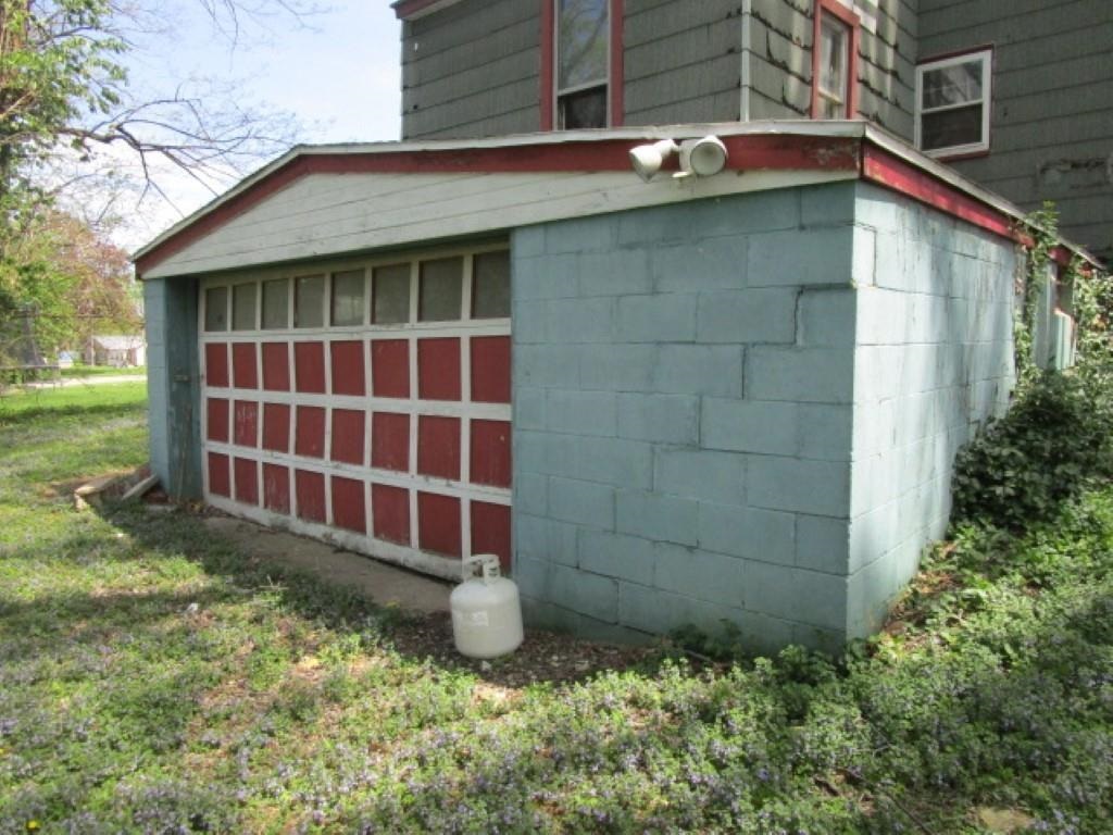 30 South Ave B Canton, IL 61520 - Photo 3 of 14