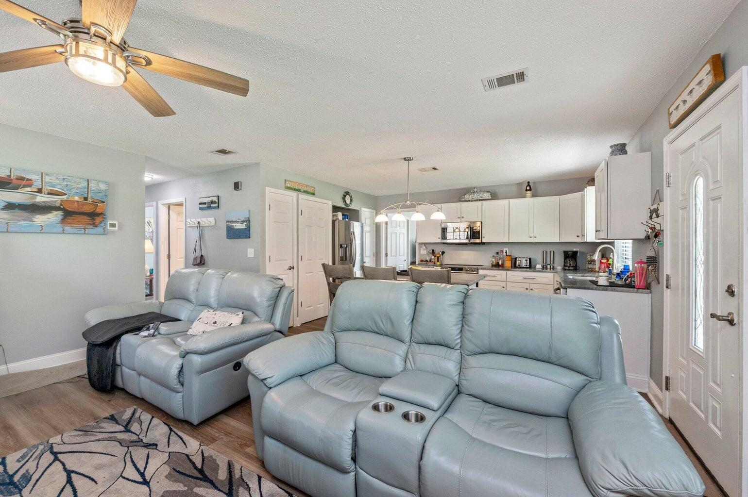 2913 Aplin Road Crestview, FL 32539 - Photo 2 of 14 aPLIN LIVINGROOM