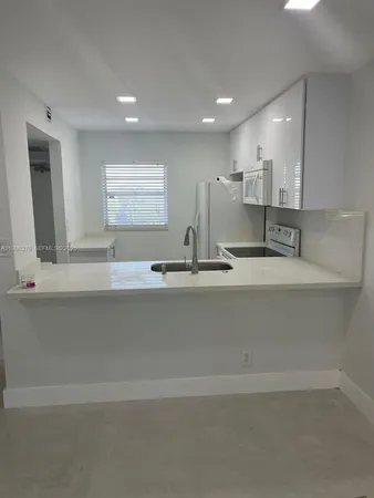 $2,200 | 9460 Tangerine Place, Unit 404, Davie, FL 33324