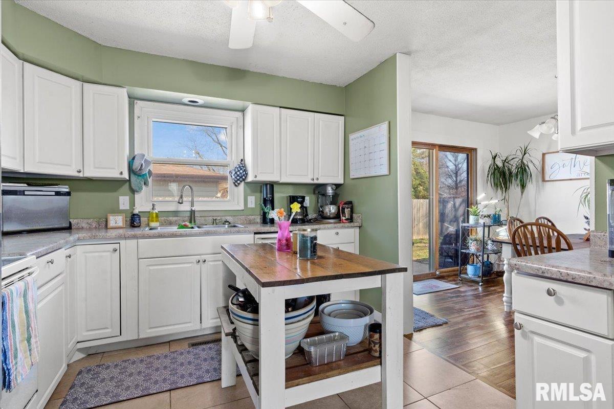 201 Woodcrest Drive Springfield, IL 62703 - Photo 11 of 37