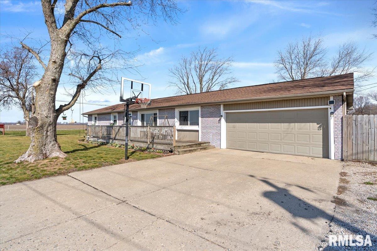 201 Woodcrest Drive Springfield, IL 62703 - Photo 2 of 37