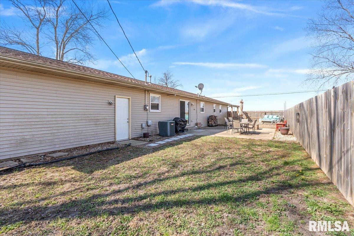 201 Woodcrest Drive Springfield, IL 62703 - Photo 33 of 37