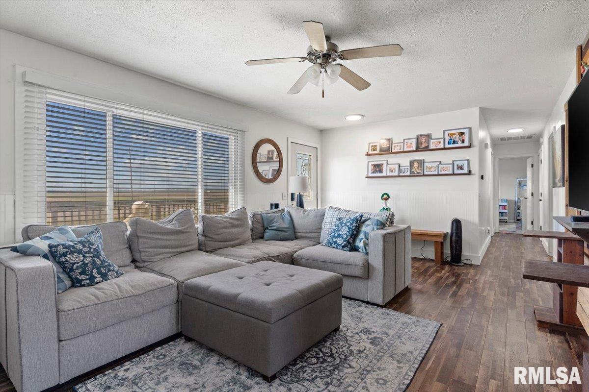 201 Woodcrest Drive Springfield, IL 62703 - Photo 8 of 37