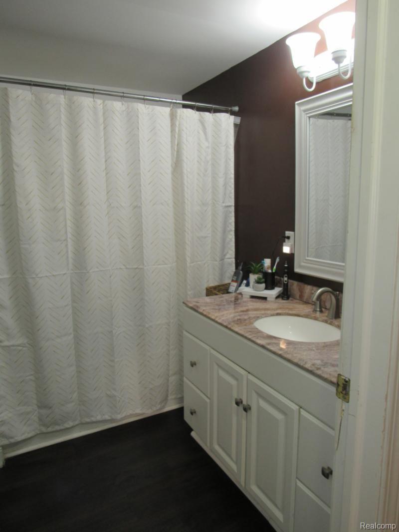 6020 Sheridan Road Vassar, MI 48768 - Photo 14 of 24 Full bath with new laminate flooring.